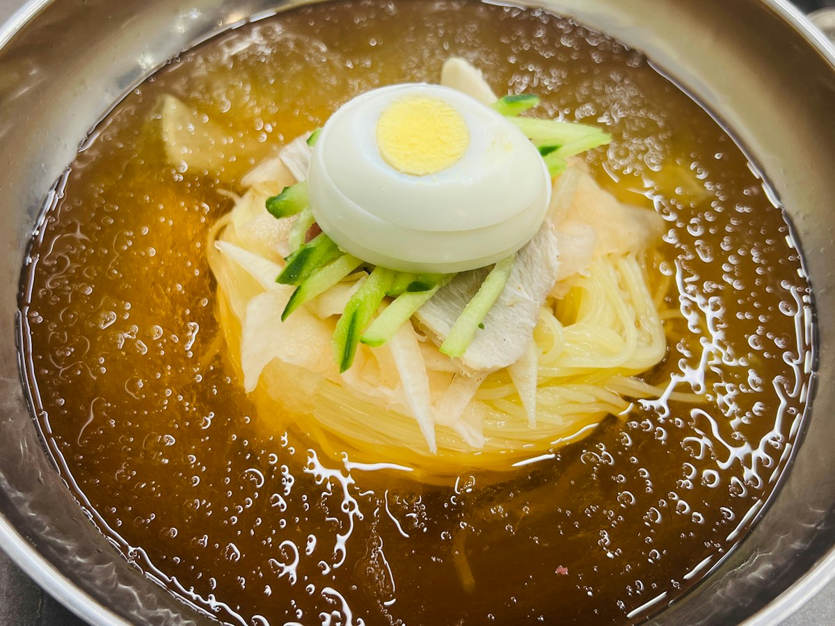 살얼음 육수에 오이와 삶은 계란을 올린 냉국수