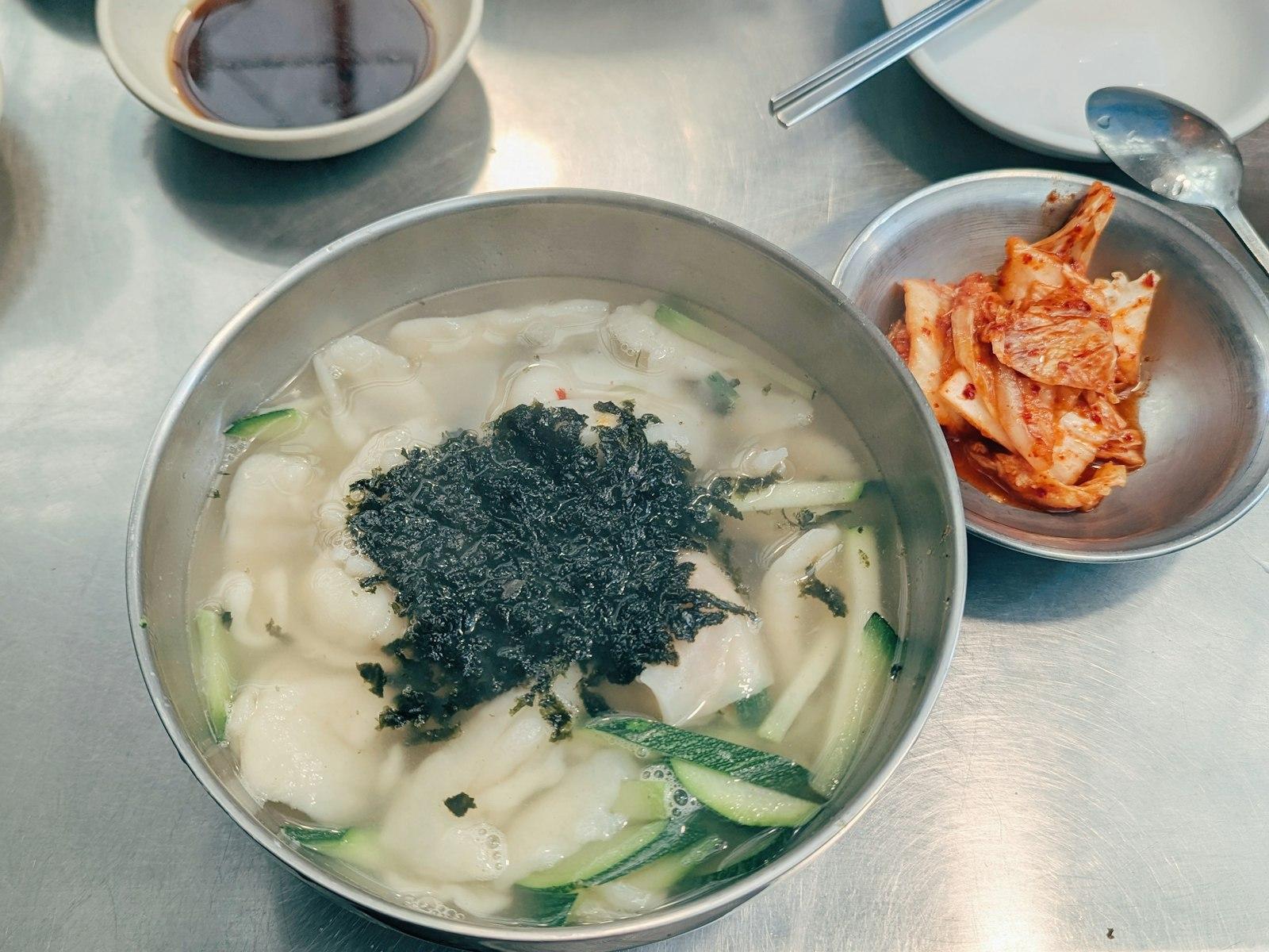 김가루를 올린 손칼국수 한 그릇과 김치